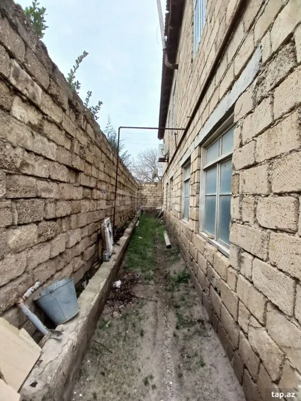 Satılır 8 otaqlı həyət evi