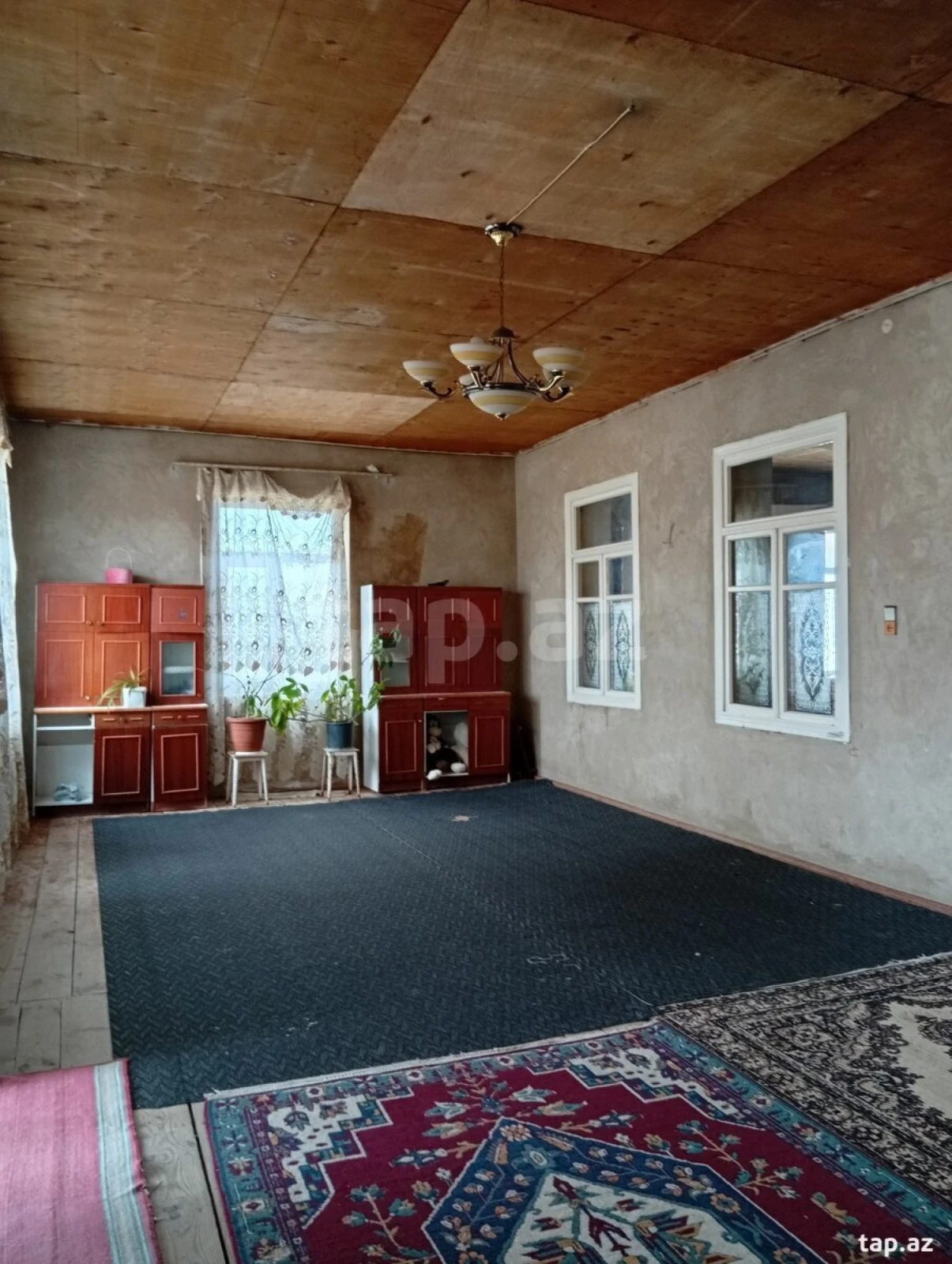 Satılır 8 otaqlı həyət evi