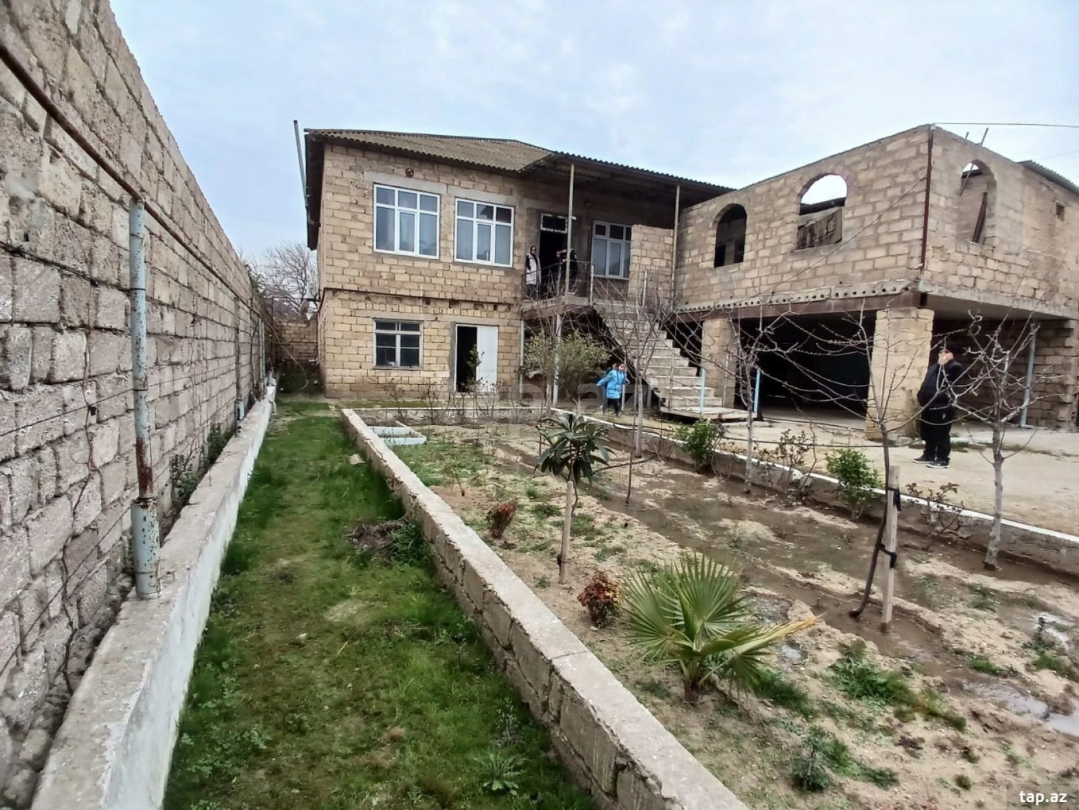 Satılır 8 otaqlı həyət evi