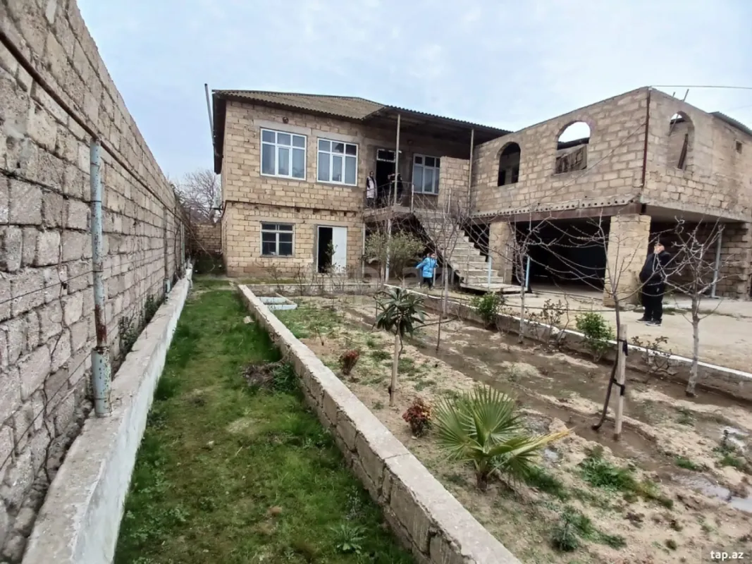 Satılır 8 otaqlı həyət evi
