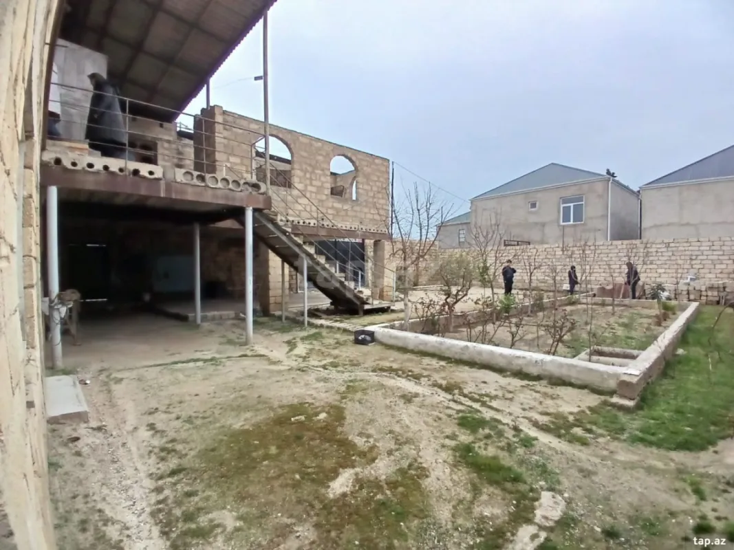 Satılır 8 otaqlı həyət evi