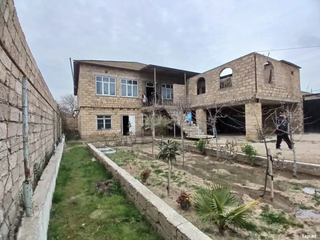 Satılır 8 otaqlı həyət evi