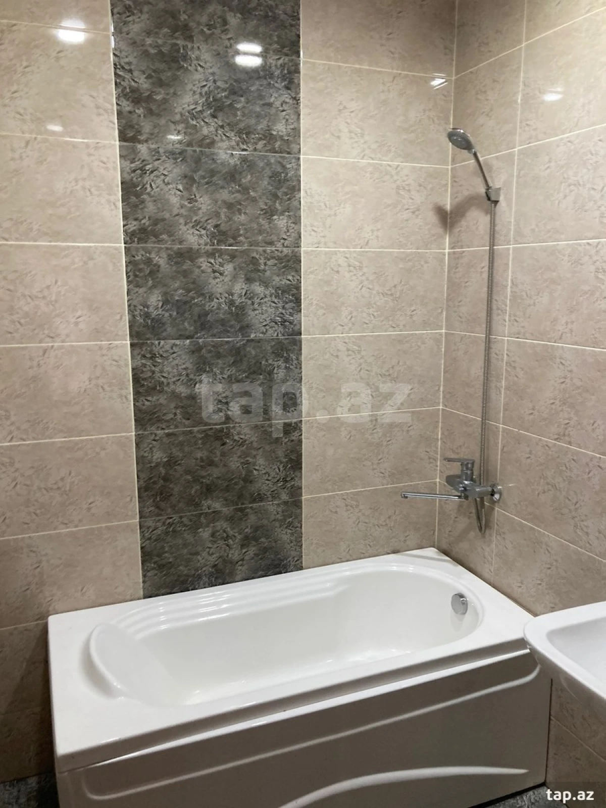 Kirayə verilir 2 otaqlı yeni tikili 78 m²