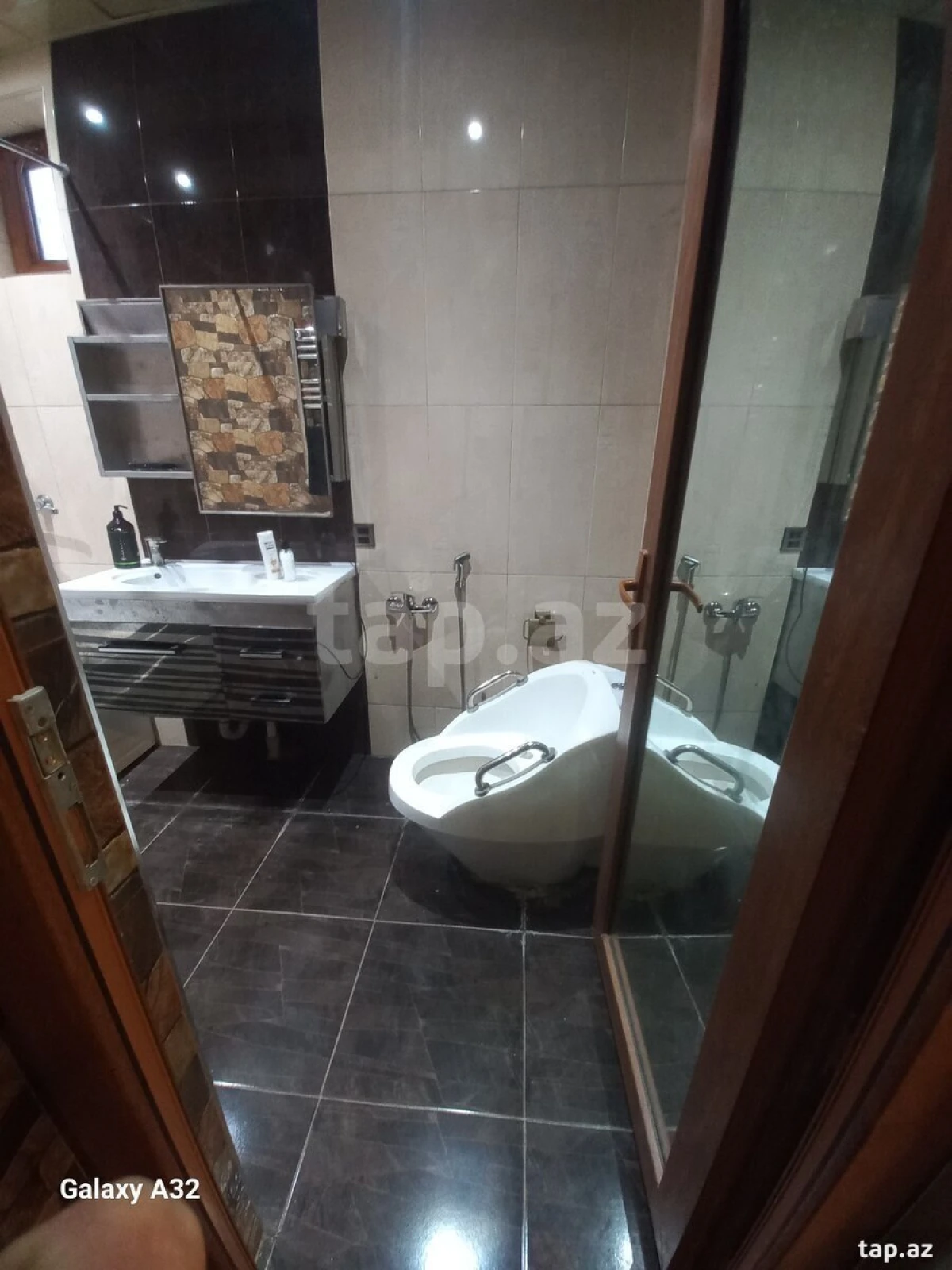 Kirayə verilir 7 otaqlı həyət evi