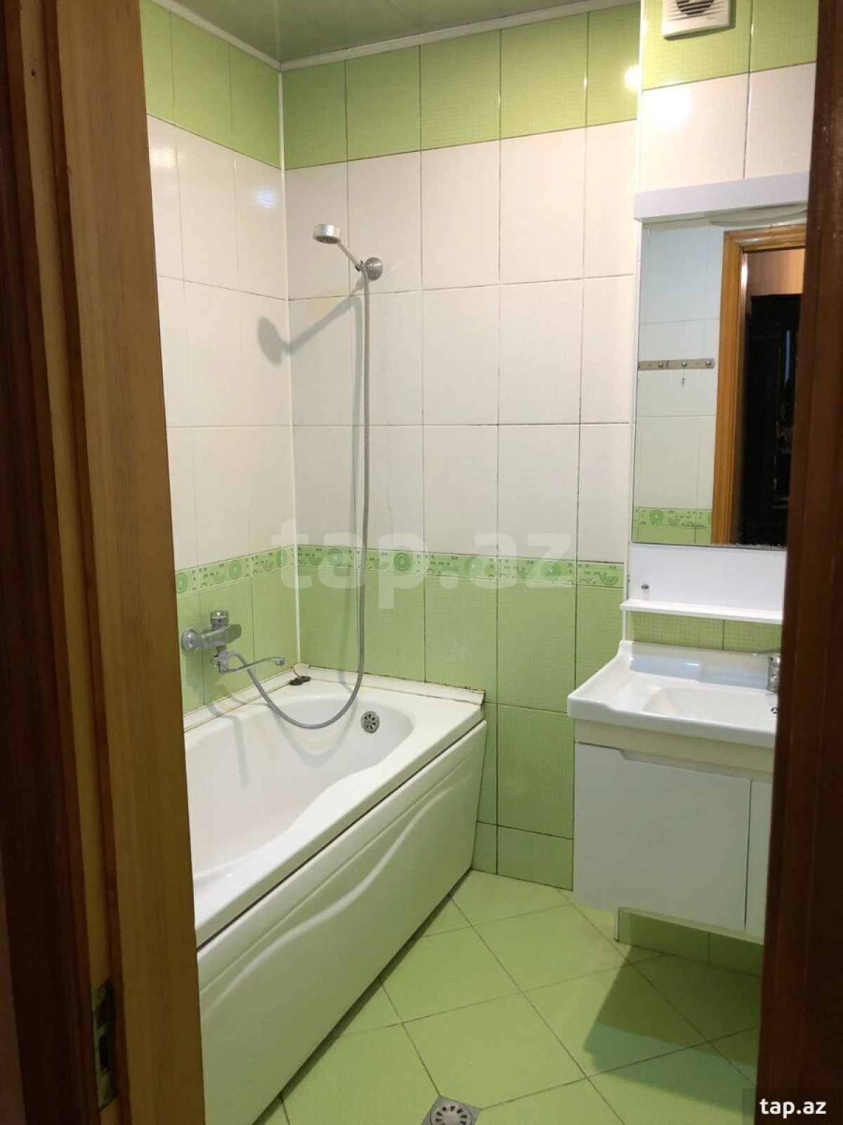 Kirayə verilir 3 otaqlı yeni tikili 120 m²