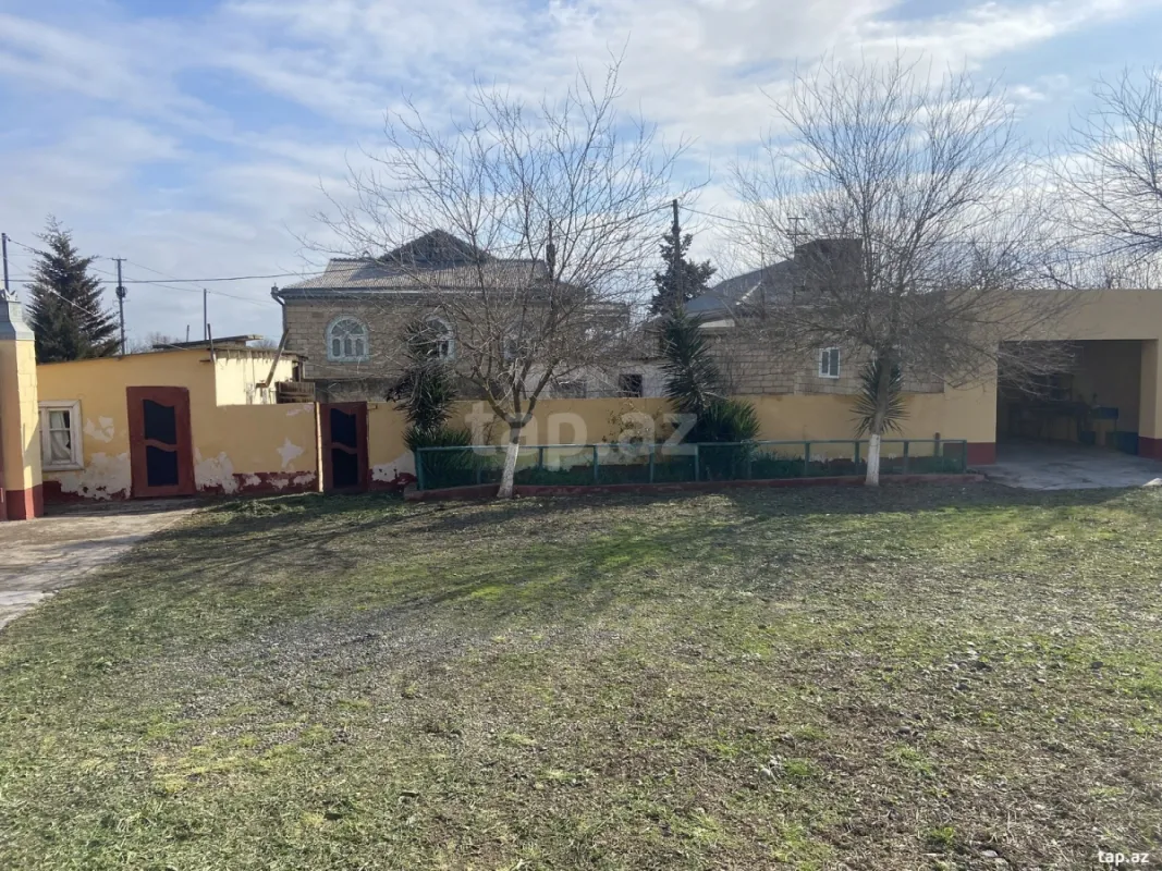 Satılır 4 otaqlı həyət evi