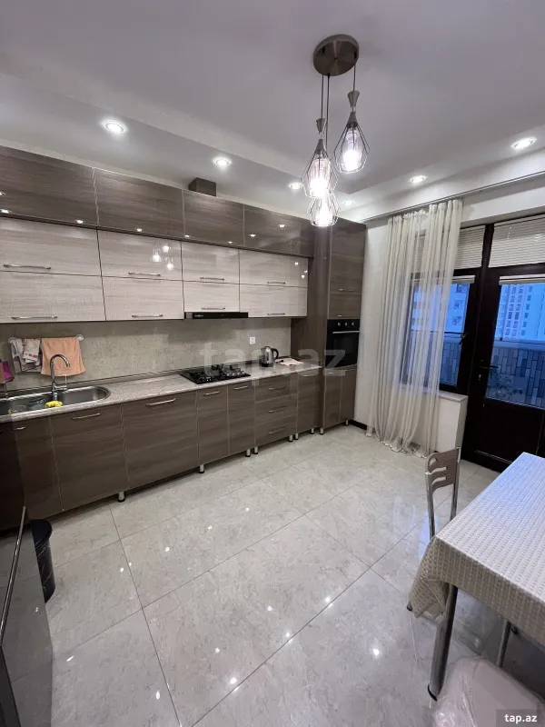 Kirayə verilir 3 otaqlı yeni tikili 150 m²