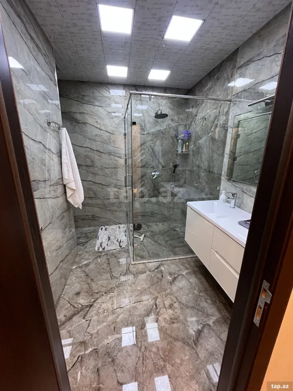 Kirayə verilir 3 otaqlı yeni tikili 150 m²