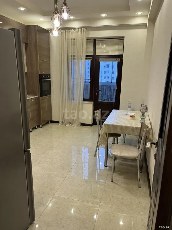 Kirayə verilir 3 otaqlı yeni tikili 150 m²