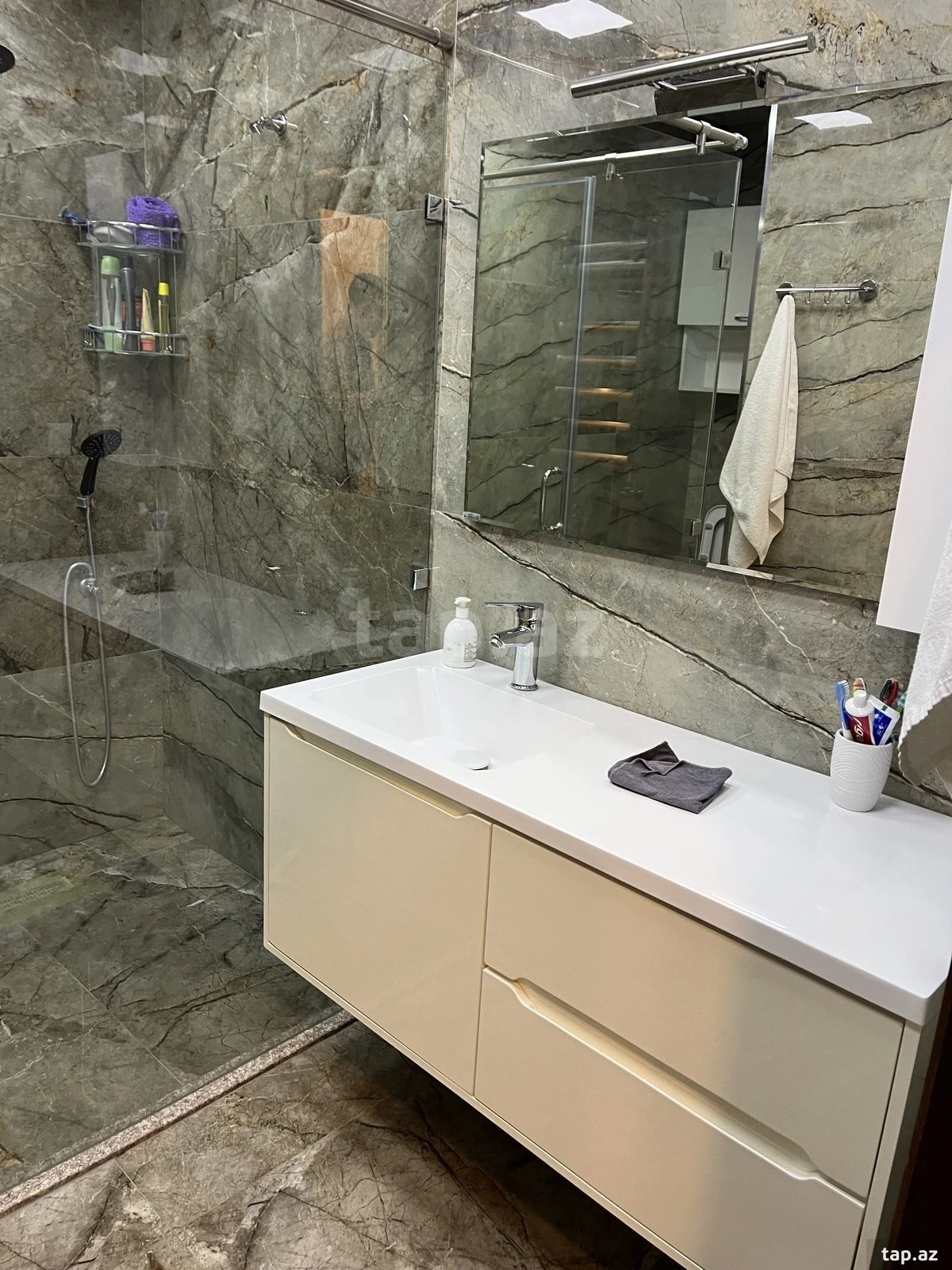 Kirayə verilir 3 otaqlı yeni tikili 150 m²