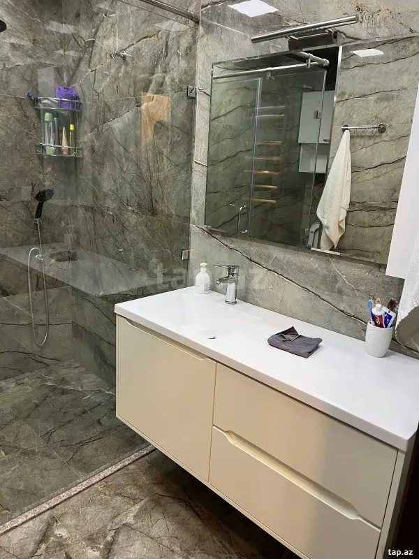 Kirayə verilir 3 otaqlı yeni tikili 150 m²