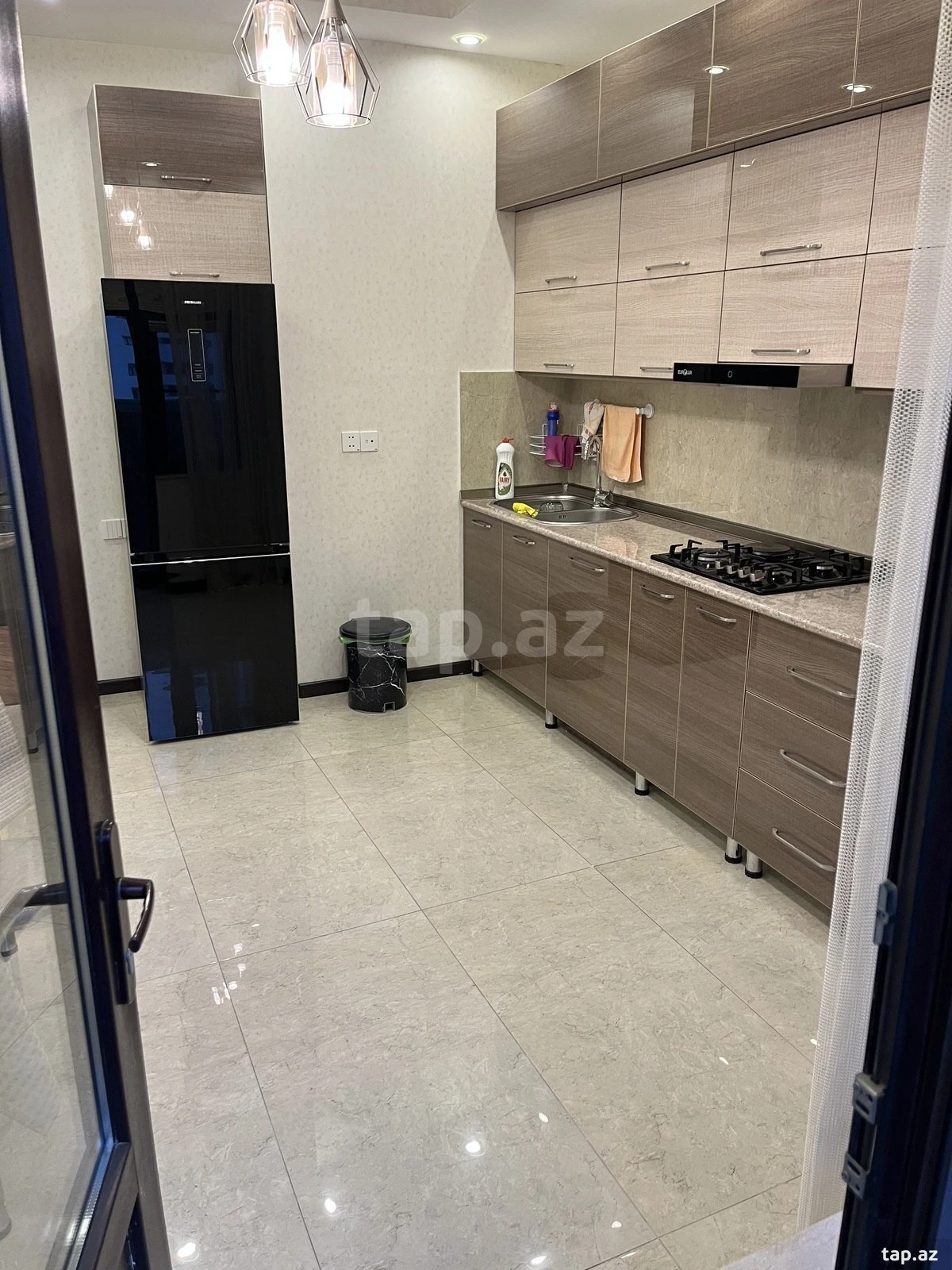 Kirayə verilir 3 otaqlı yeni tikili 150 m²