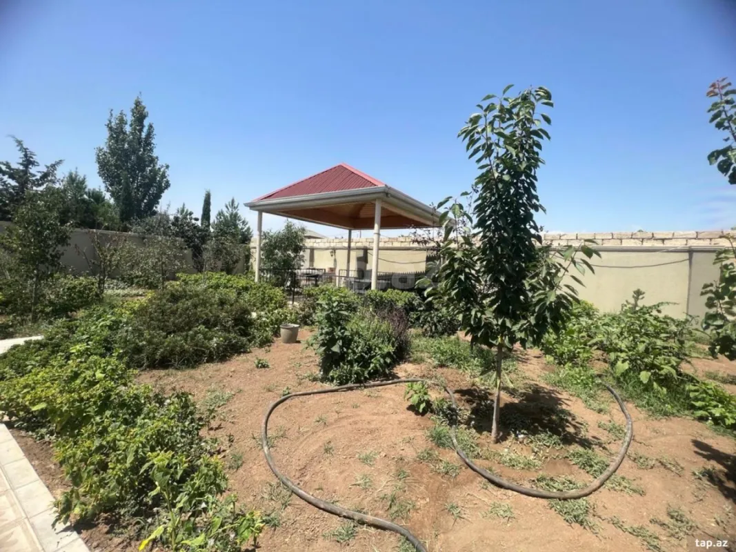 Satılır 6 otaqlı həyət evi