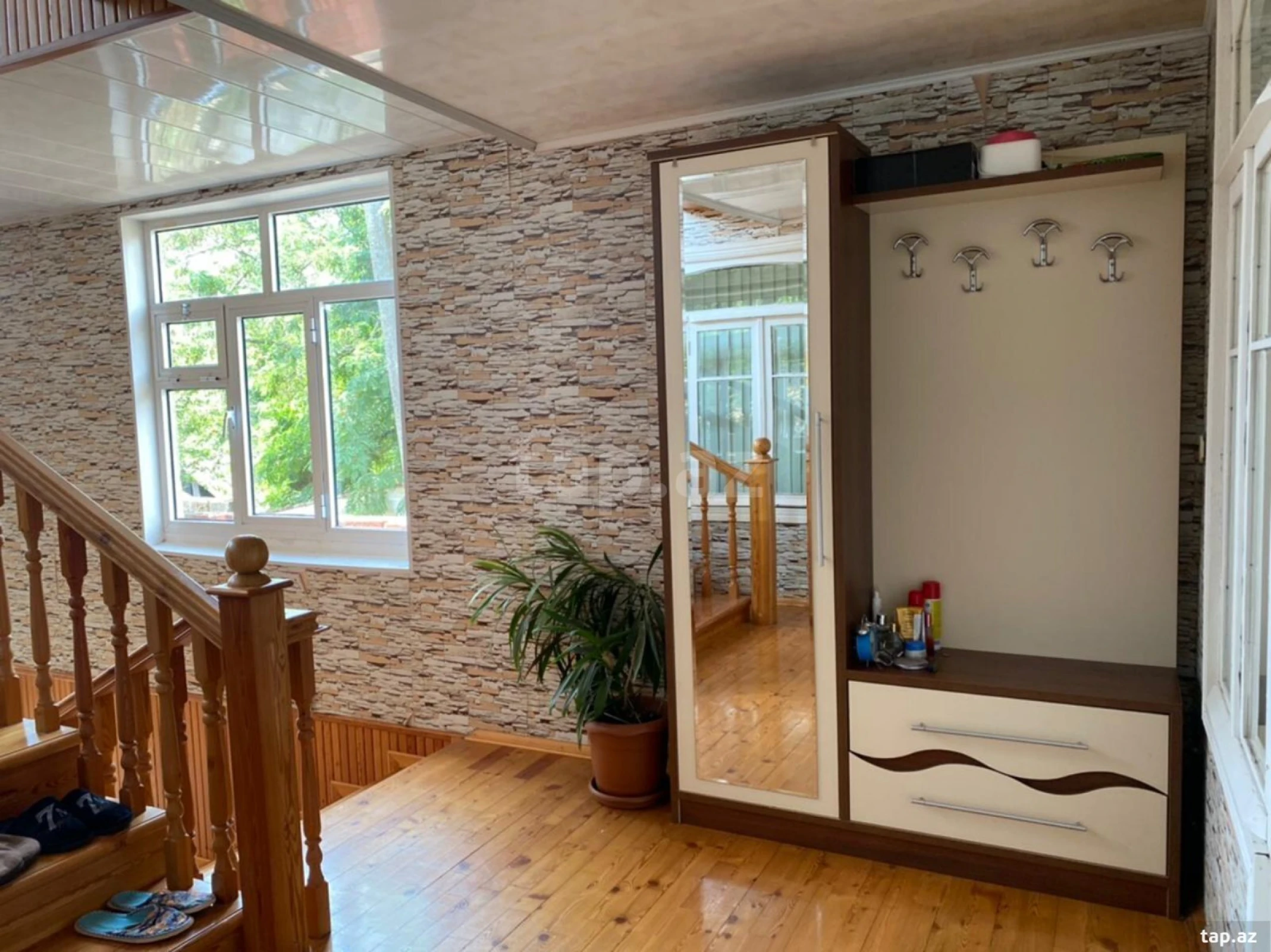 Satılır 9 otaqlı həyət evi