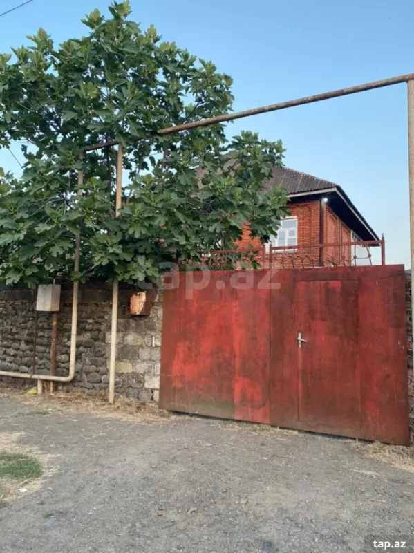 Satılır 9 otaqlı həyət evi