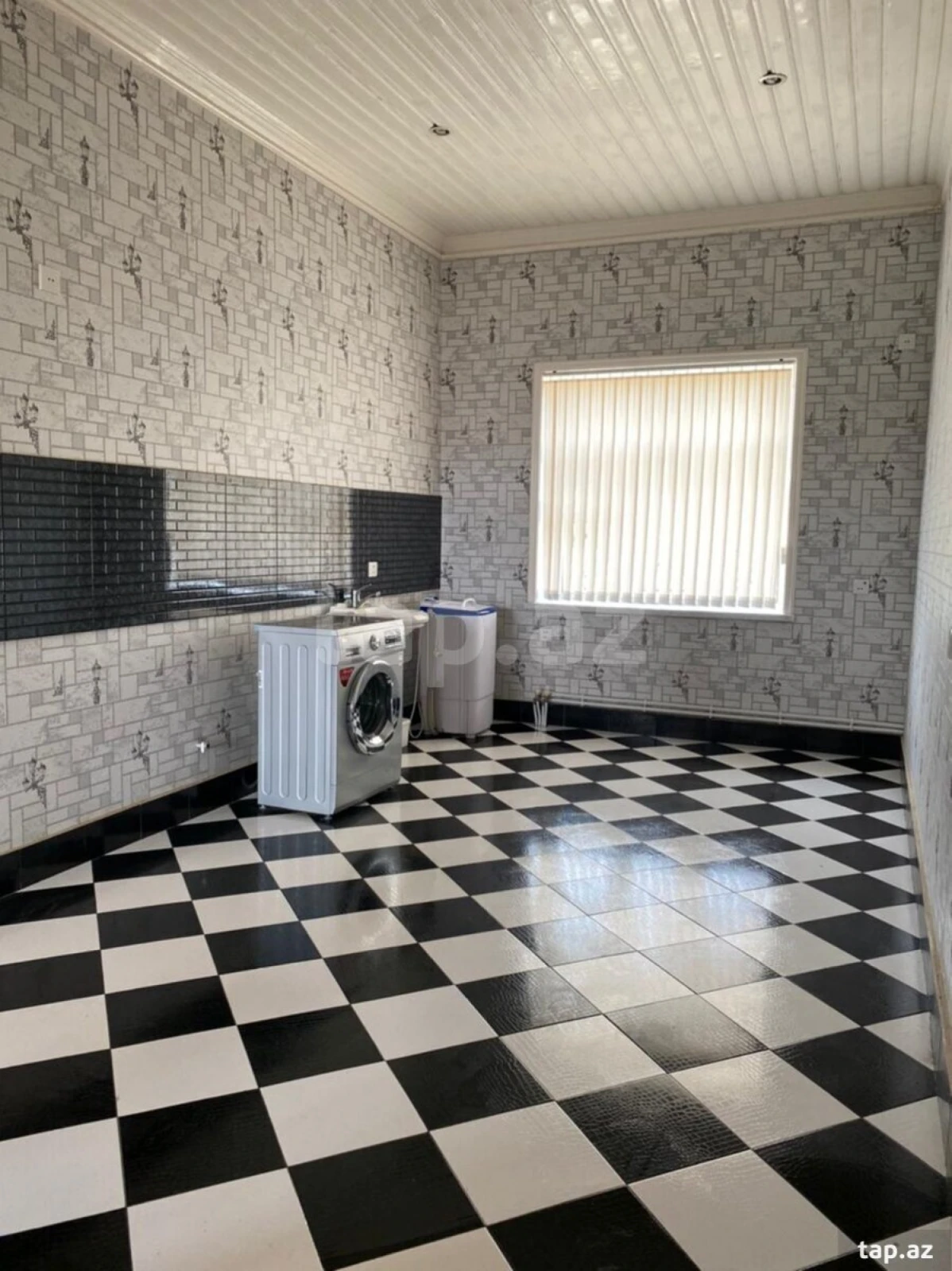 Satılır 9 otaqlı həyət evi