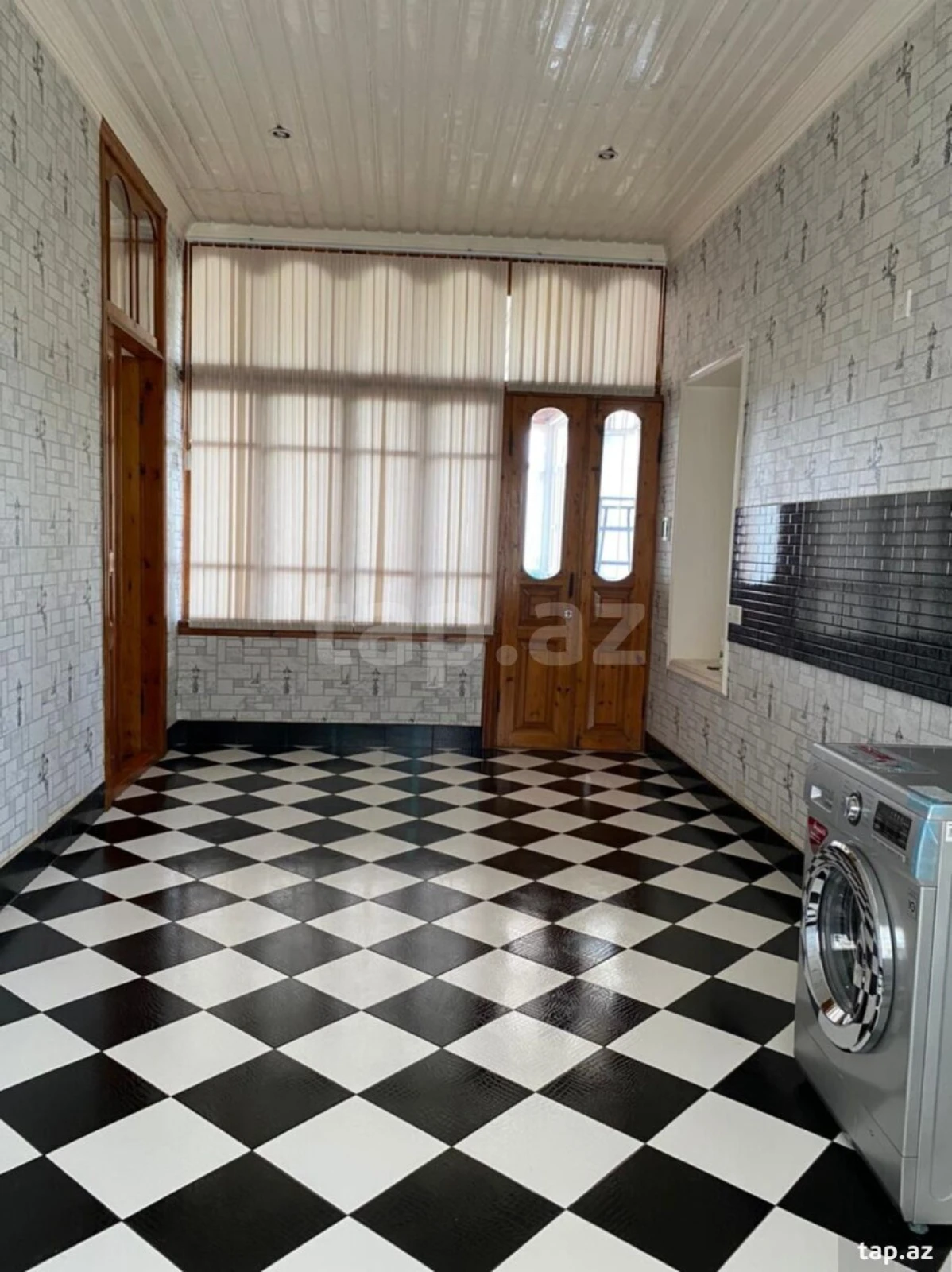 Satılır 9 otaqlı həyət evi