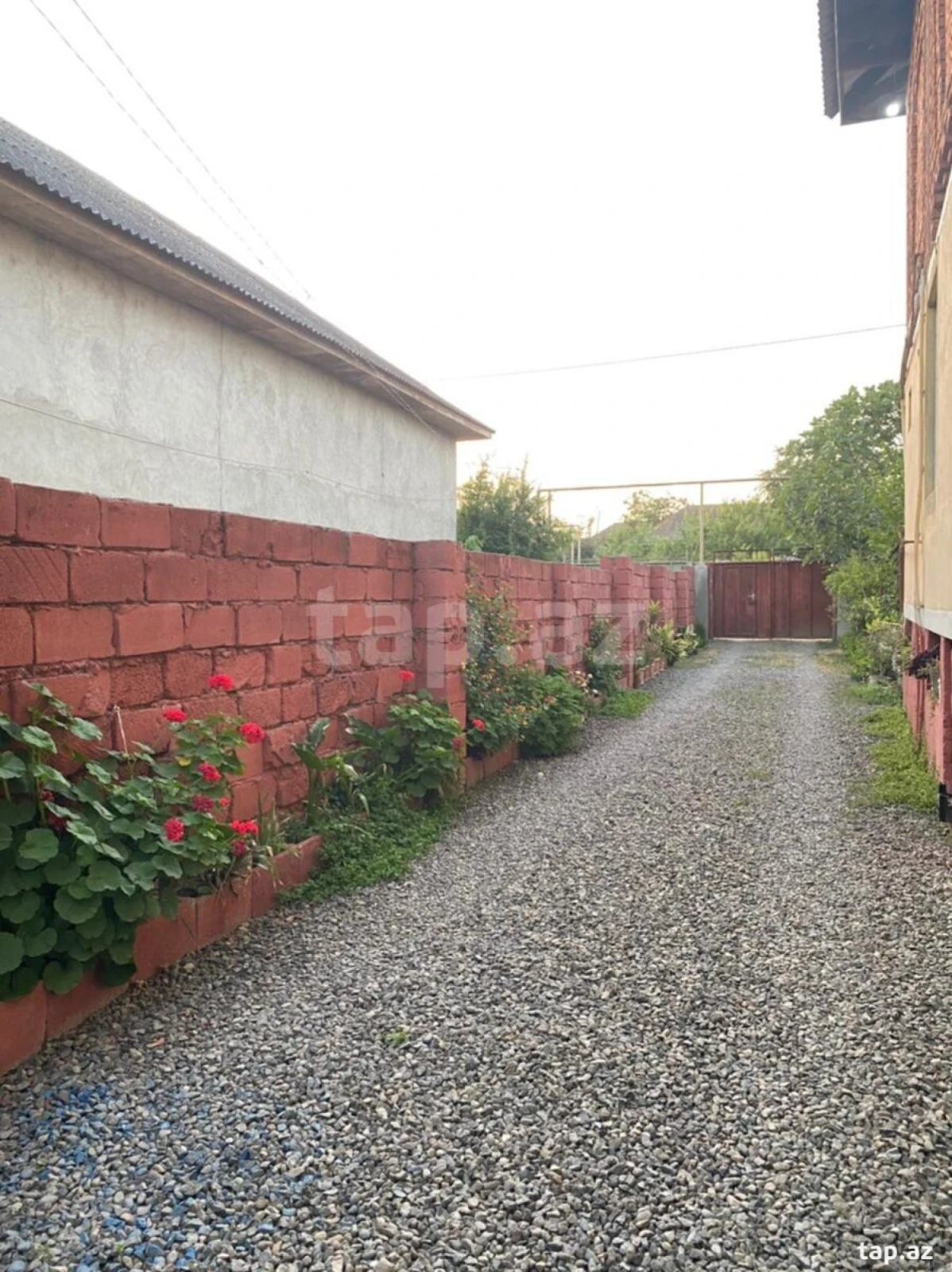 Satılır 9 otaqlı həyət evi