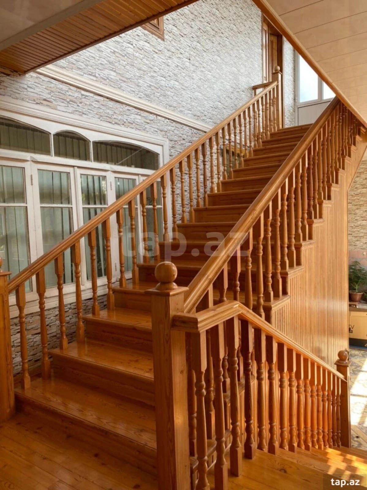 Satılır 9 otaqlı həyət evi