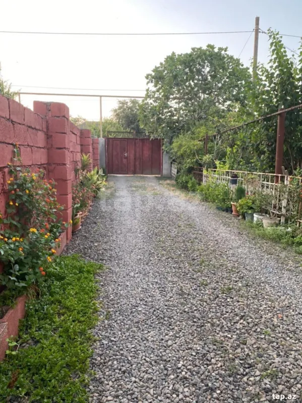 Satılır 9 otaqlı həyət evi