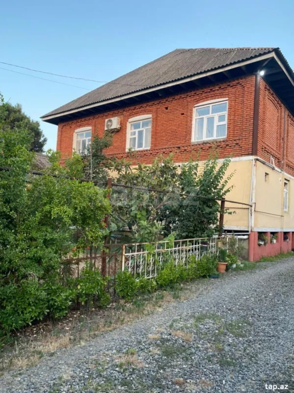 Satılır 9 otaqlı həyət evi