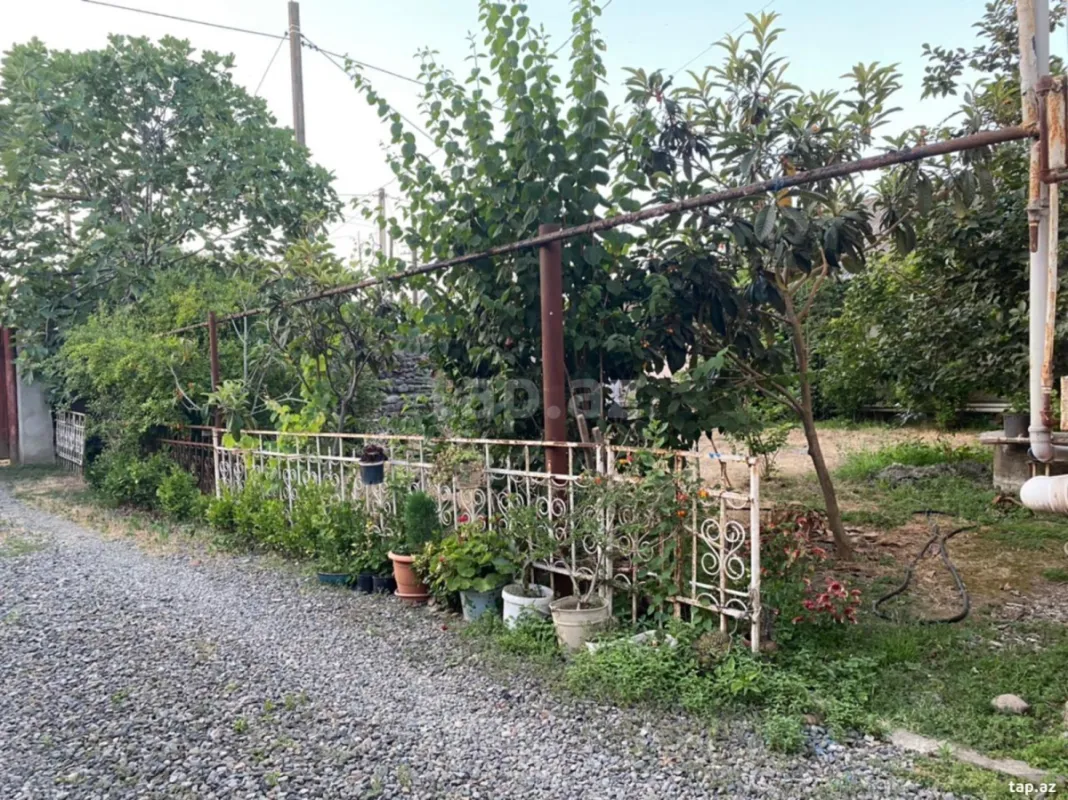 Satılır 9 otaqlı həyət evi