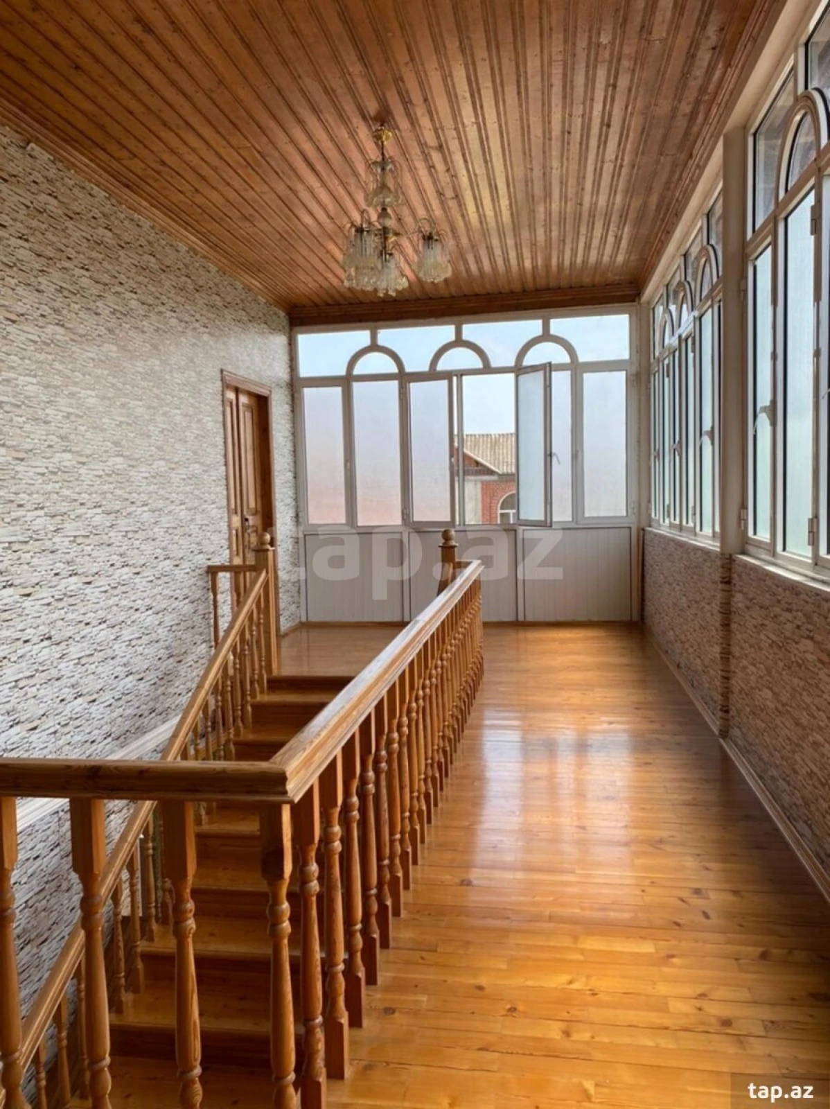 Satılır 9 otaqlı həyət evi