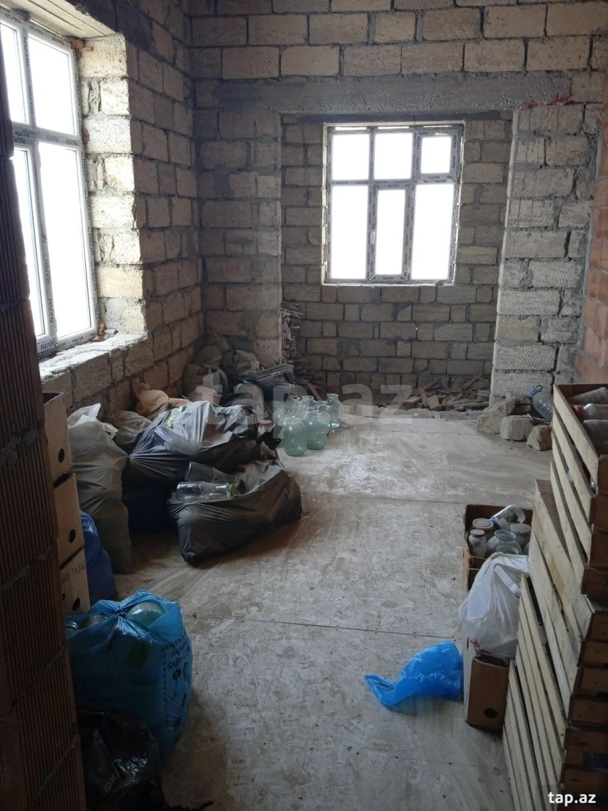 Satılır 13 otaqlı həyət evi