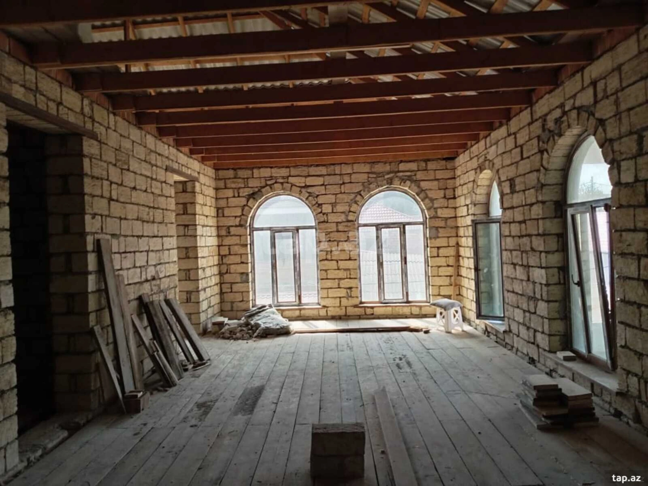 Satılır 6 otaqlı həyət evi
