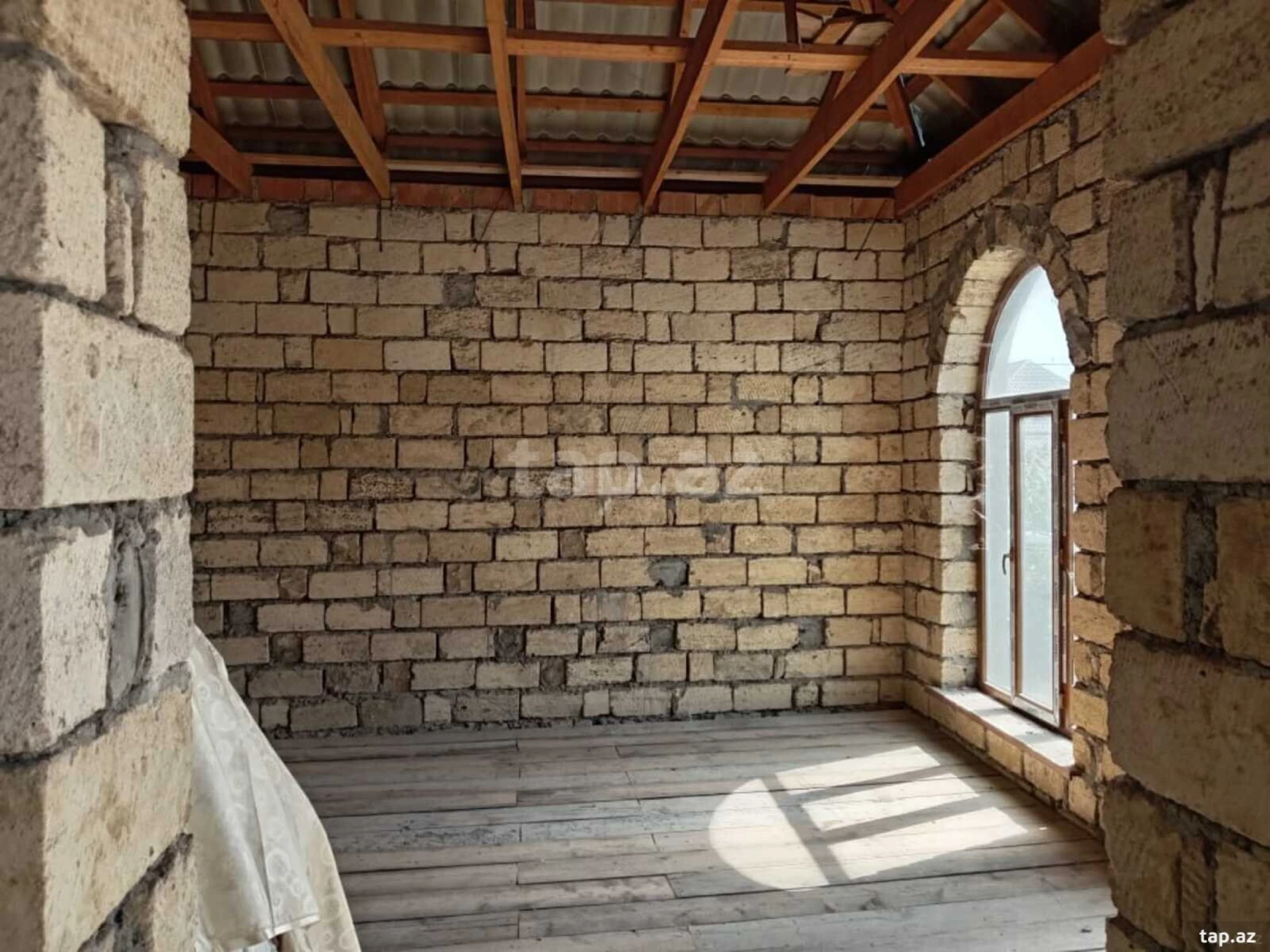 Satılır 6 otaqlı həyət evi
