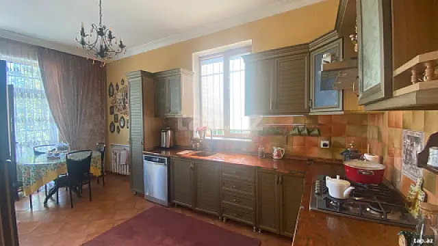 Satılır 6 otaqlı həyət evi