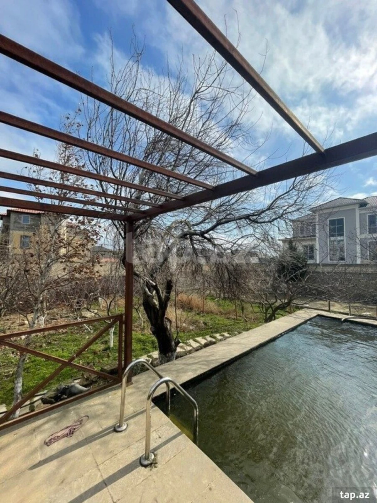 Satılır 6 otaqlı həyət evi