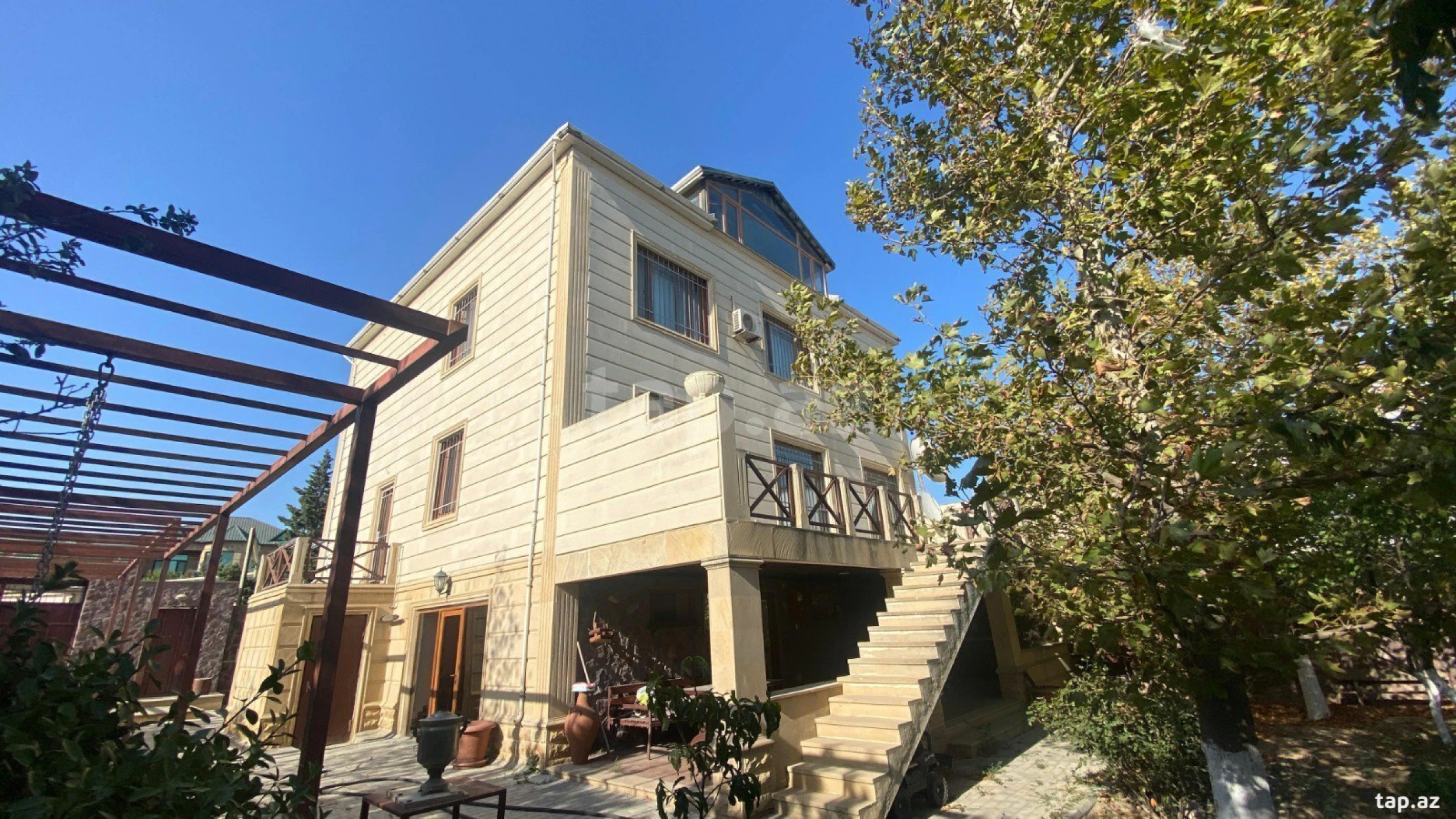 Satılır 6 otaqlı həyət evi