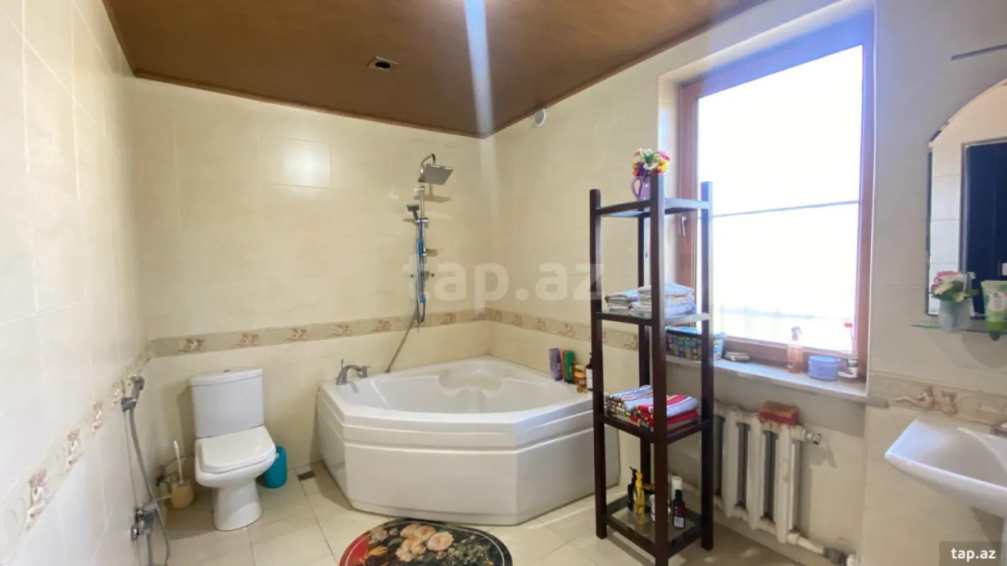 Satılır 6 otaqlı həyət evi