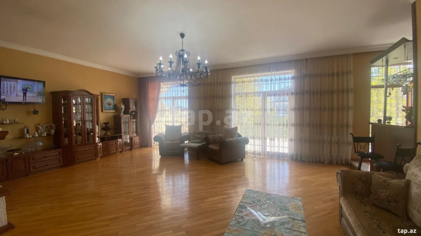 Satılır 6 otaqlı həyət evi