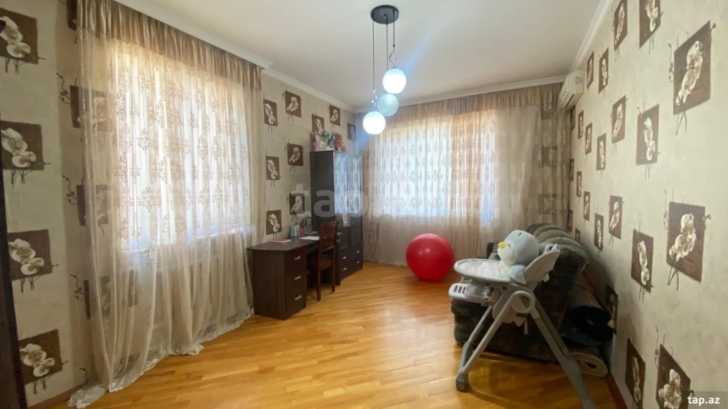 Satılır 6 otaqlı həyət evi