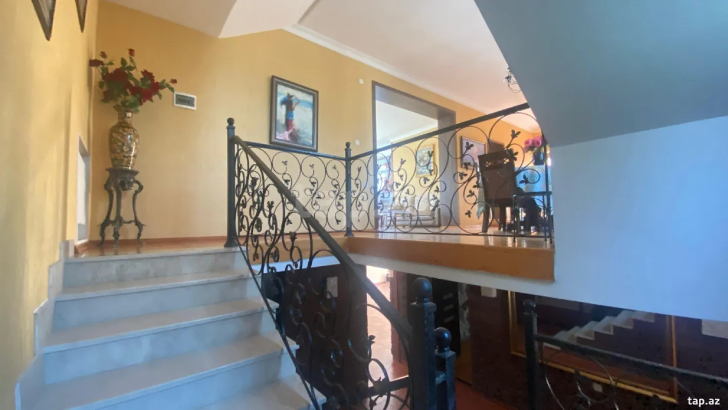 Satılır 6 otaqlı həyət evi