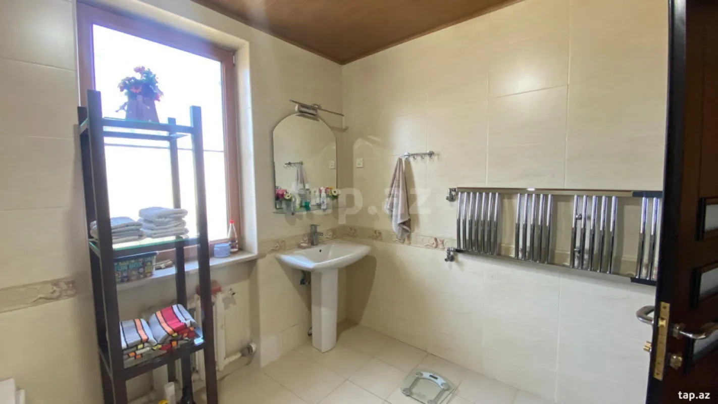 Satılır 6 otaqlı həyət evi