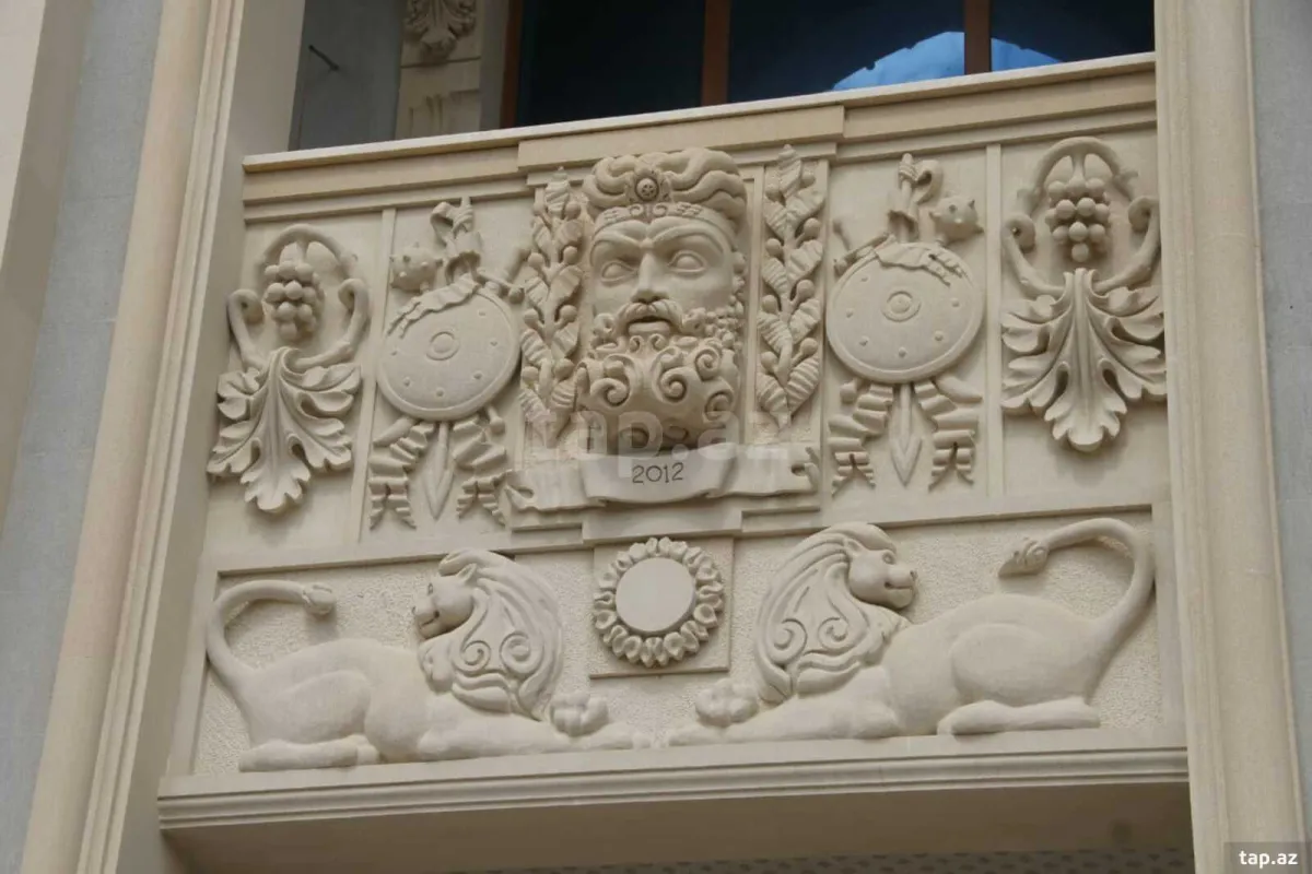 Satılır 12 otaqlı həyət evi 800 m²