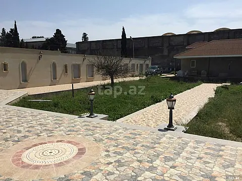 Satılır 12 otaqlı həyət evi 800 m²