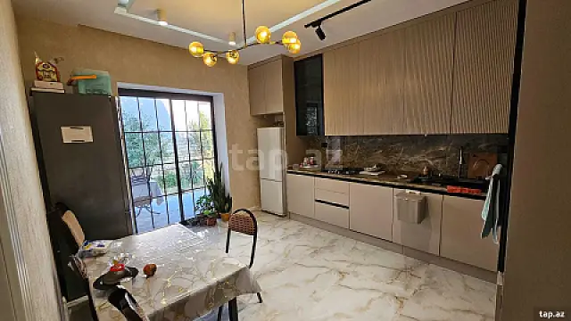 Satılır 5 otaqlı həyət evi 200 m²