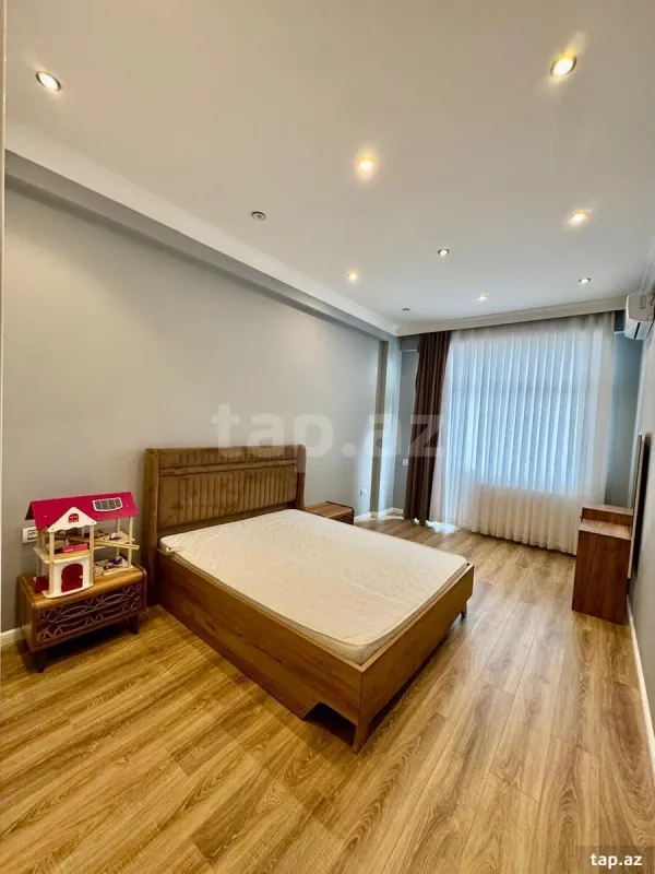 Kirayə verilir 3 otaqlı yeni tikili 130 m²