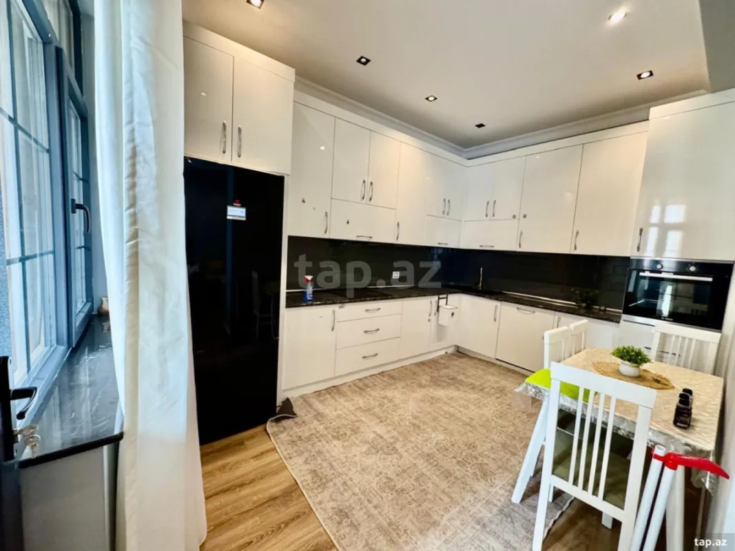Kirayə verilir 3 otaqlı yeni tikili 130 m²