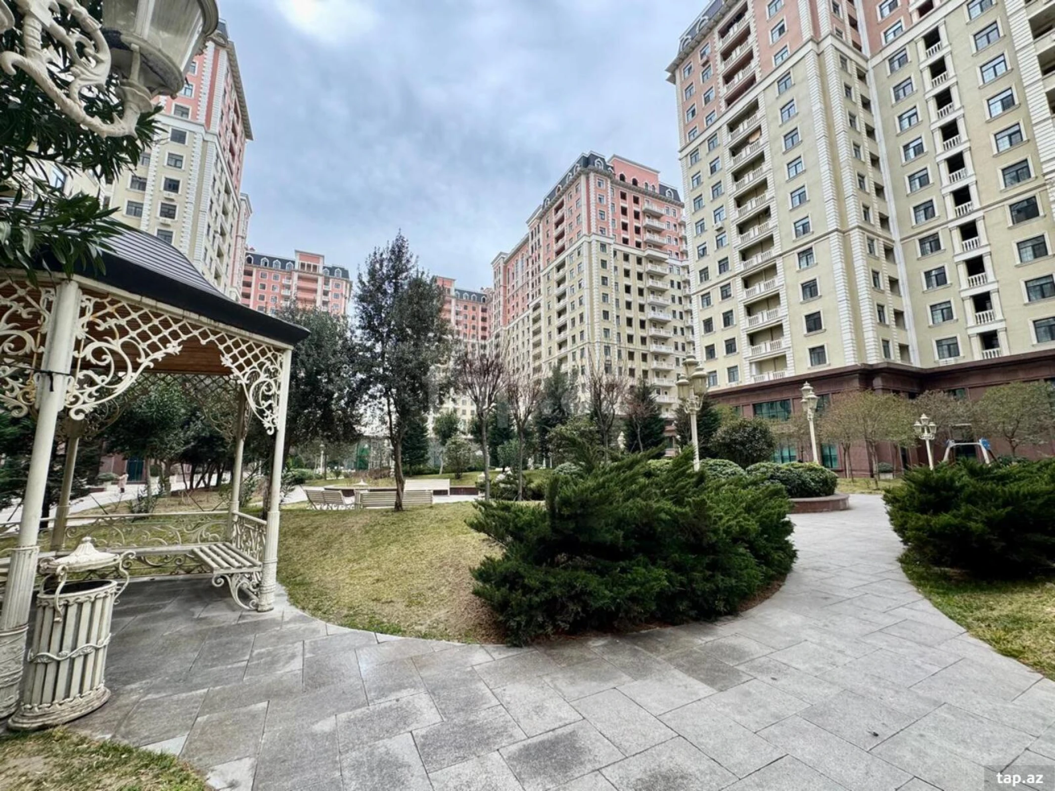 Kirayə verilir 3 otaqlı yeni tikili 130 m²