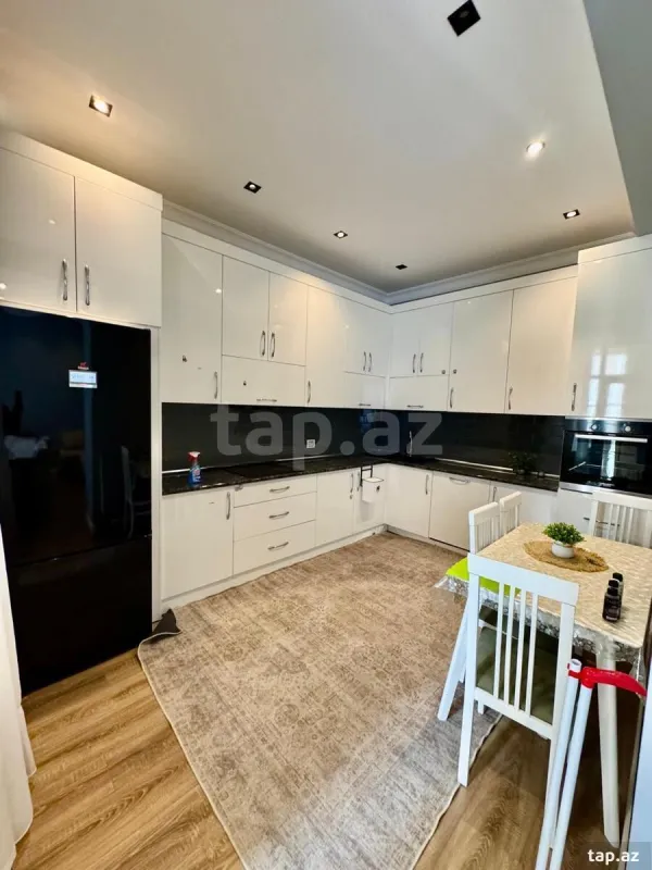 Kirayə verilir 3 otaqlı yeni tikili 130 m²