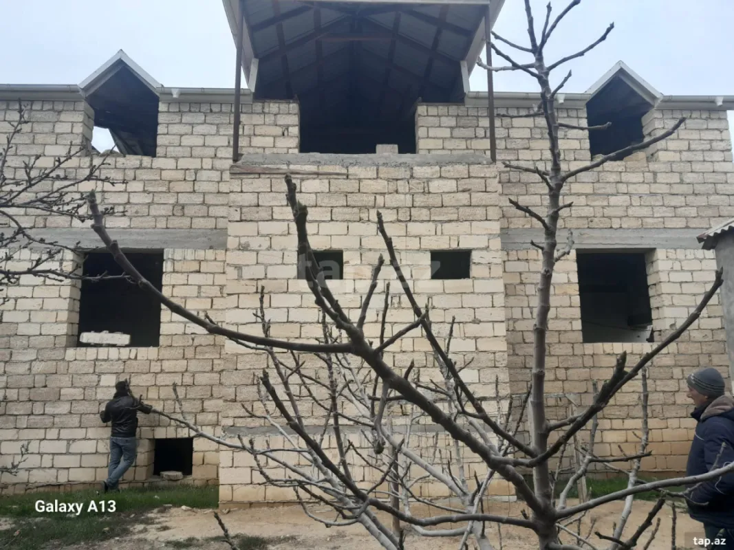 Satılır 9 otaqlı həyət evi 450 m²