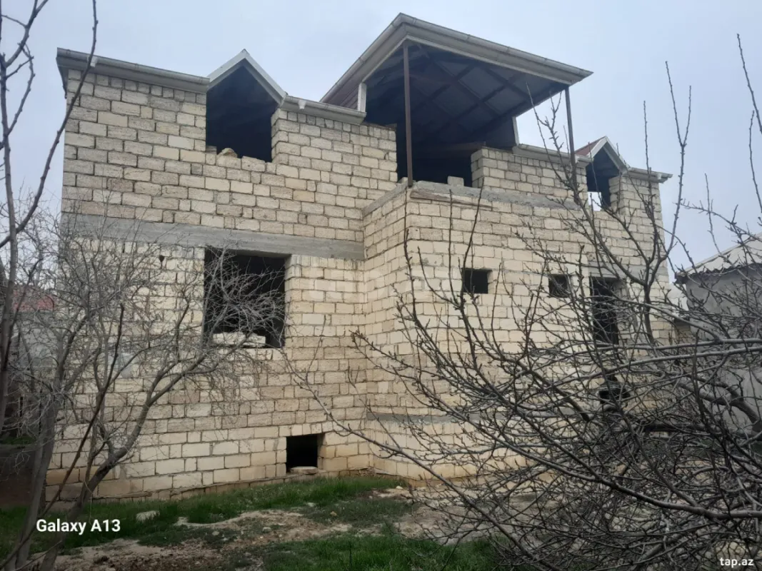 Satılır 9 otaqlı həyət evi 450 m²