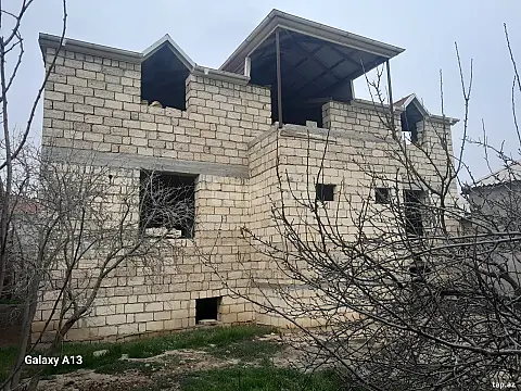 Satılır 9 otaqlı həyət evi 450 m²