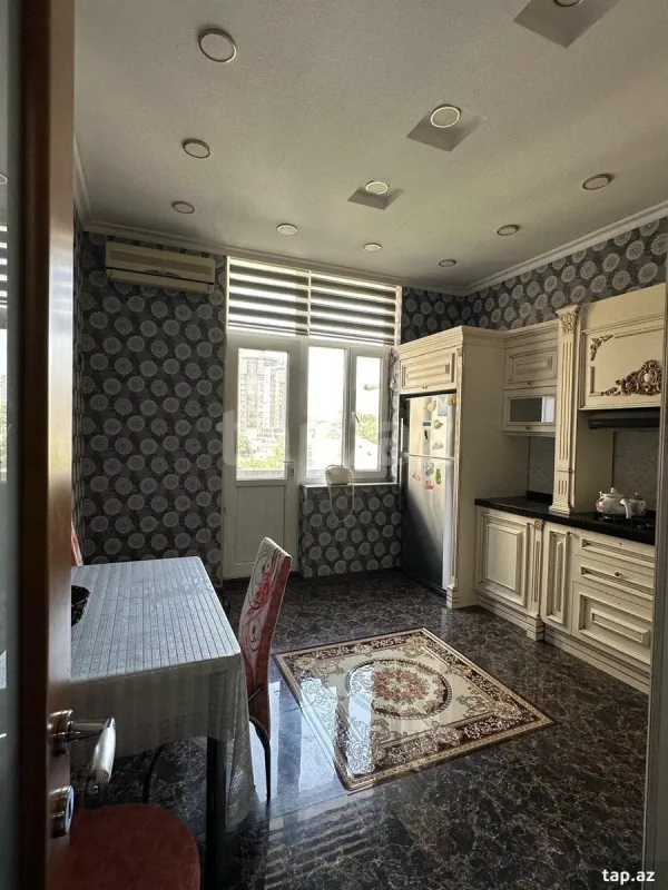 Kirayə verilir 4 otaqlı yeni tikili 240 m²