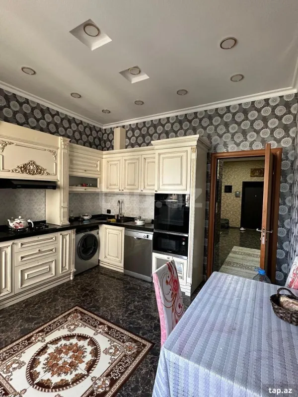 Kirayə verilir 4 otaqlı yeni tikili 240 m²